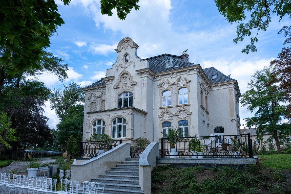 Kasteel-witte-houten-ramen-5